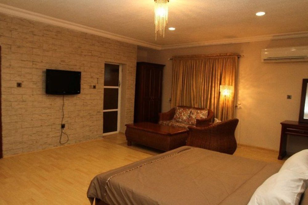 Fryburg Suites Aliayabiagba Bagian luar foto