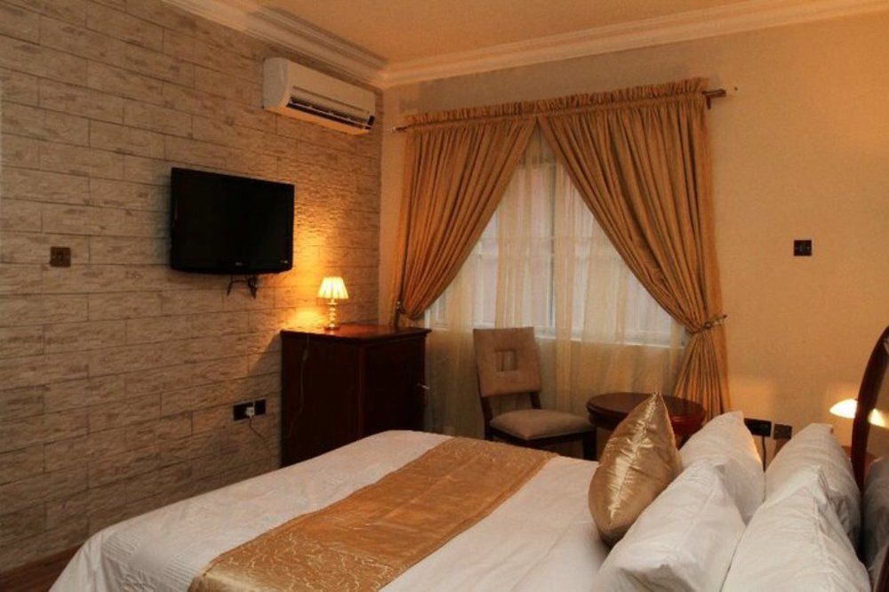 Fryburg Suites Aliayabiagba Bagian luar foto
