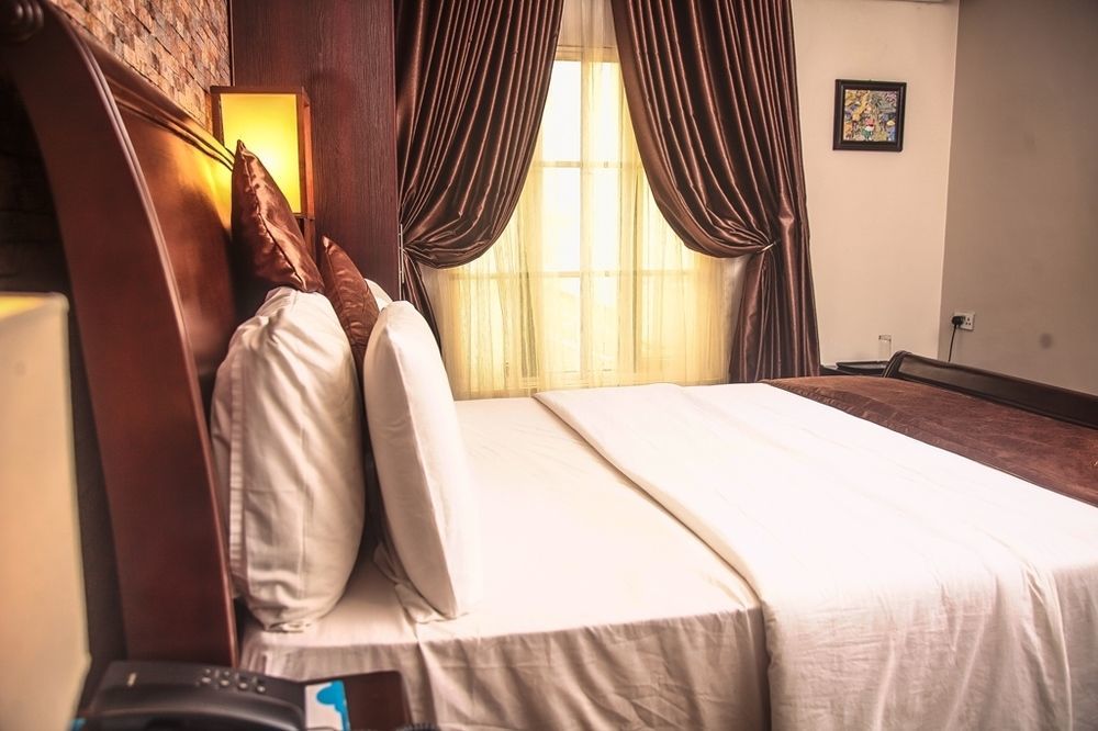 Fryburg Suites Aliayabiagba Bagian luar foto
