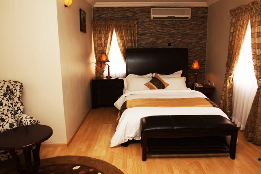 Fryburg Suites Aliayabiagba Bagian luar foto