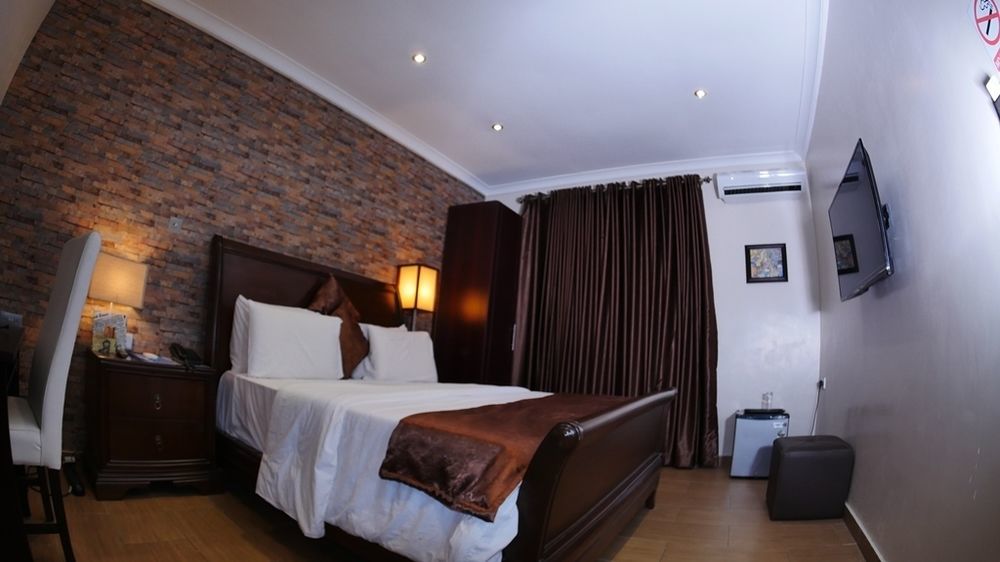 Fryburg Suites Aliayabiagba Bagian luar foto