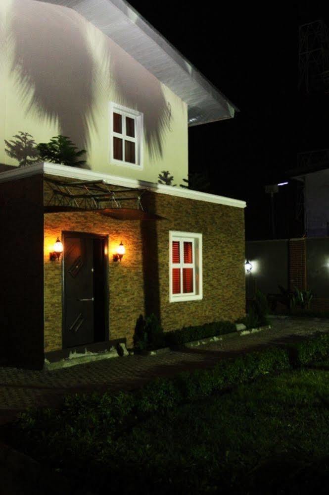 Fryburg Suites Aliayabiagba Bagian luar foto