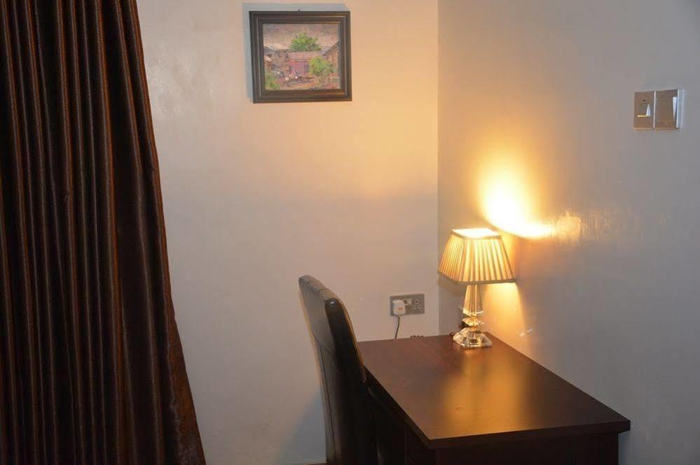 Fryburg Suites Aliayabiagba Bagian luar foto