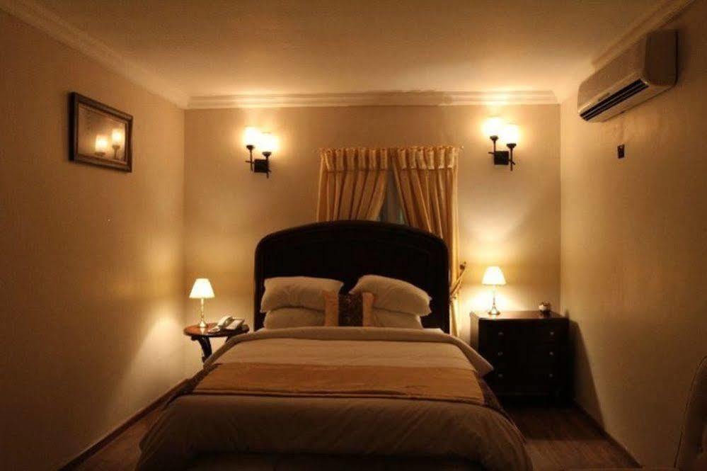 Fryburg Suites Aliayabiagba Bagian luar foto