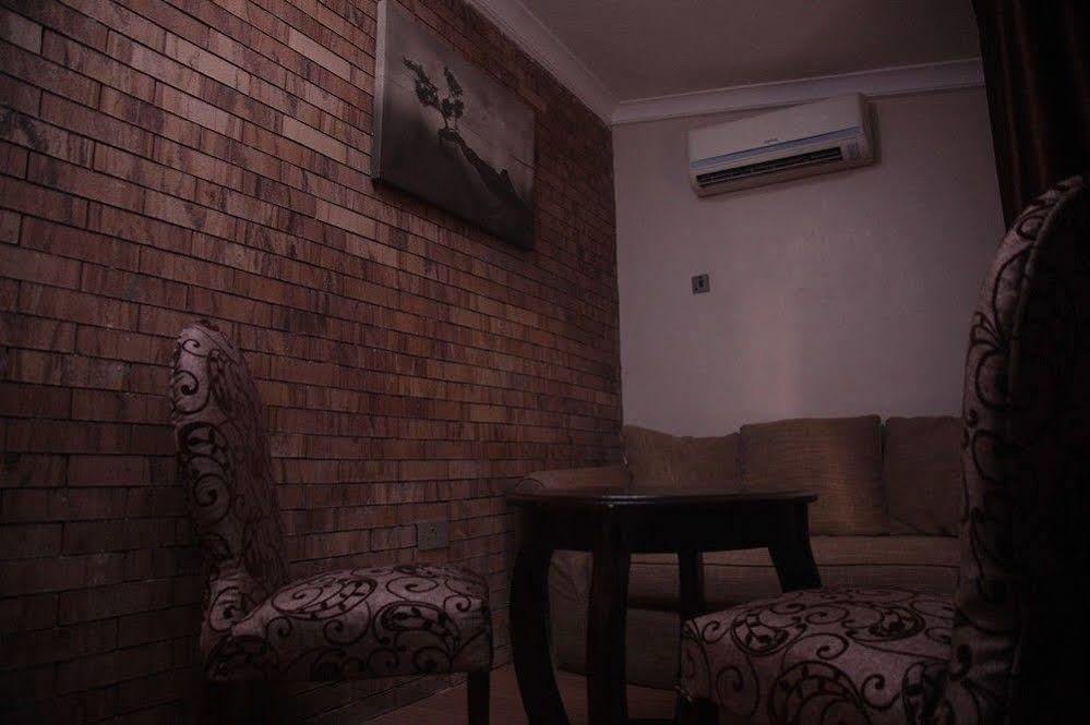 Fryburg Suites Aliayabiagba Bagian luar foto