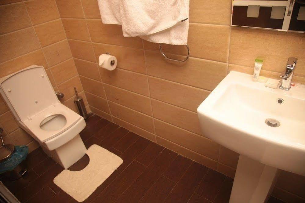 Fryburg Suites Aliayabiagba Bagian luar foto