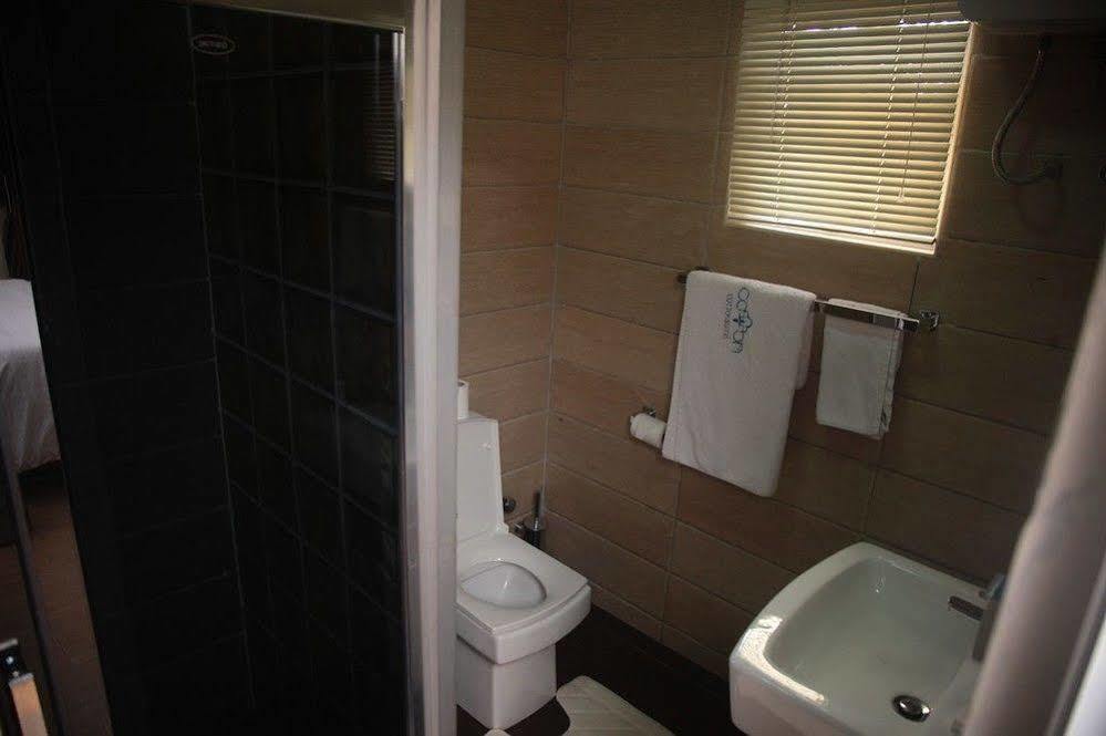 Fryburg Suites Aliayabiagba Bagian luar foto