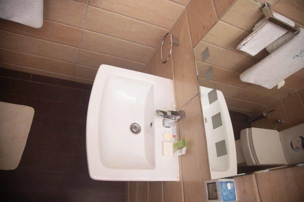 Fryburg Suites Aliayabiagba Bagian luar foto