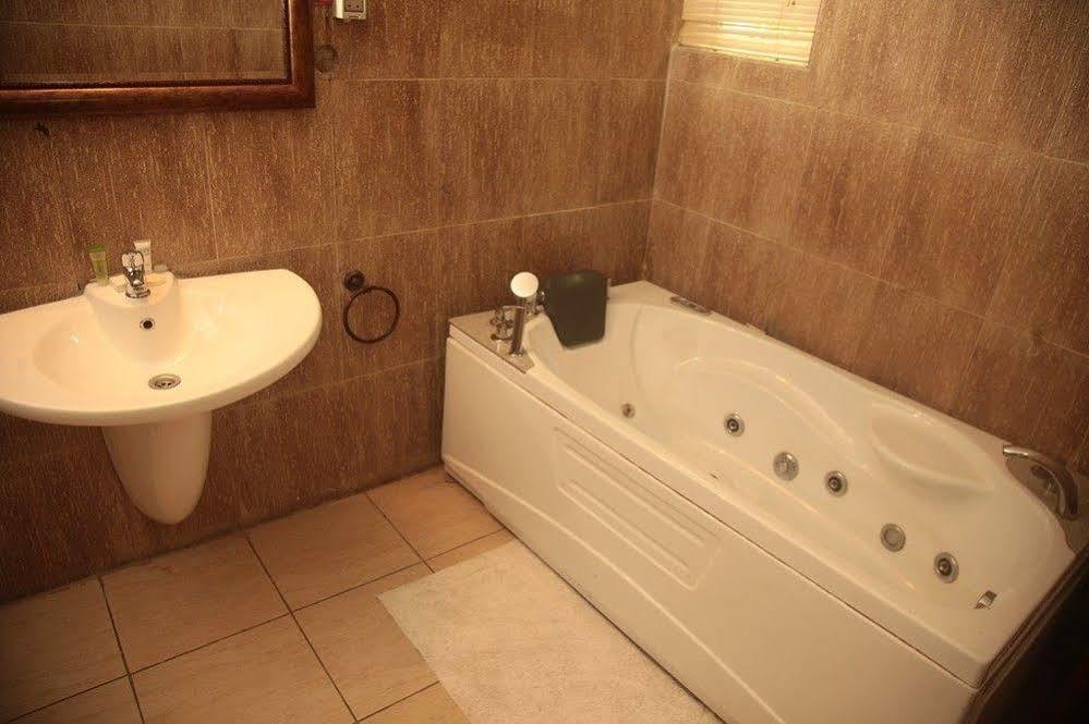 Fryburg Suites Aliayabiagba Bagian luar foto